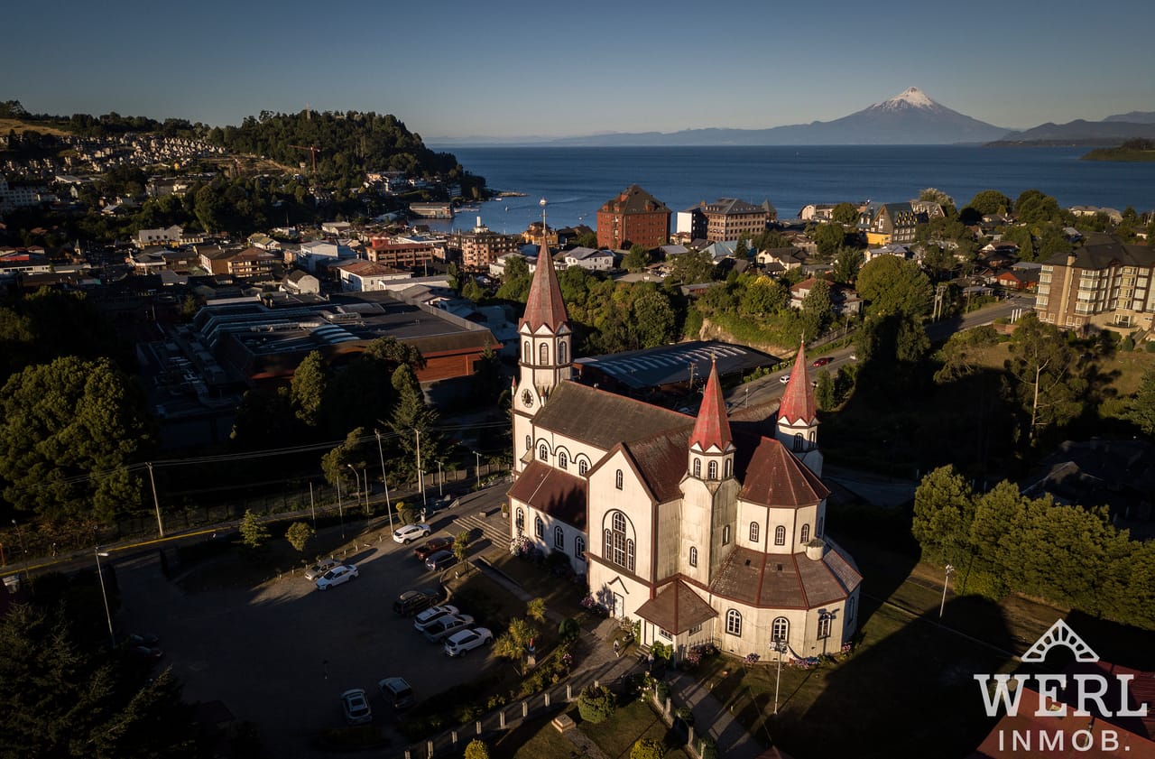 Vista aérea de Puerto Varas con la Iglesia del Sagrado Corazón, el lago Llanquihue y el volcán Osorno al fondo.